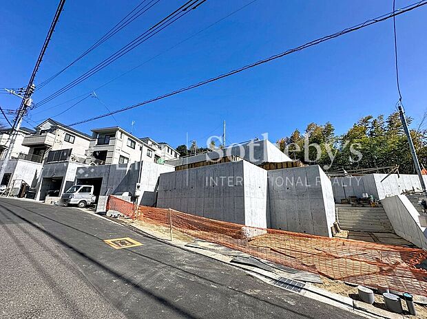 【外観】■現地写真■未来の暮らしが少しずつ形に。完成までのプロセスも見守れる安心感があります!完成が待ち遠しくなる風景です!