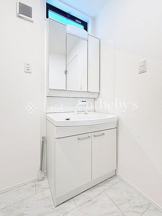 【洗面】◆洗面◆三面鏡洗面化粧台が設置され鏡裏まで収納があり化粧品などの細かな物の収納もでき便利です!洗面ボウル一体型になりお手入れもしやすいのが特徴です!