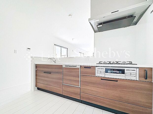 【キッチン】◆キッチン◆3号棟3口コンロがつき調理スペースも確保されたシステムキッチン!同時調理が可能なため時短にもなりますし、品数も増やせるのでお料理好きの方に喜ばれます!