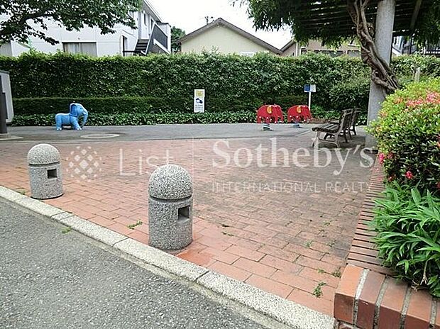 世田谷区立若林ぞうさん公園(約300m)