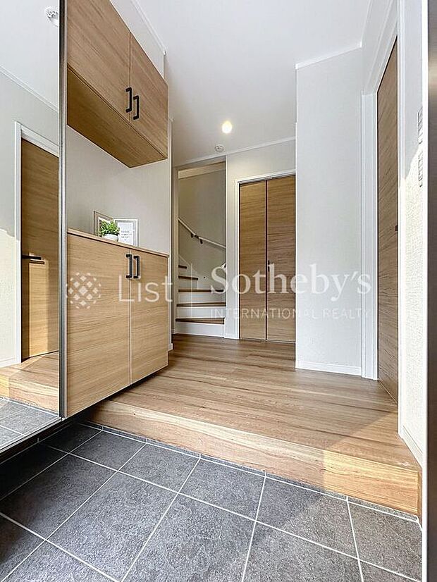 【玄関】■玄関■玄関にはコの字型のシューズボックス付き♪ご家族の靴もすっきり整理できて、カウンター部分にはお花や写真立てを置いて玄関を演出できますね！