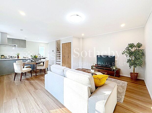 【リビング】■リビング■ご家族みんなで長い時間を過ごすリビングは一番居心地のいいものであって欲しいですね。開放感のある広々リビングに光と風を呼び込みます。(家具小物類は物件に含まれません)