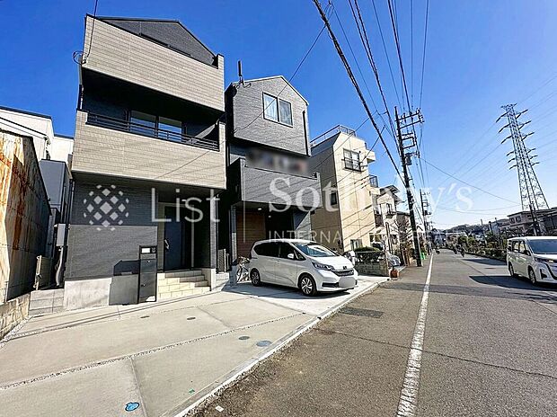 【外観】◆外観◆全棟異なるこだわりの間取り!1号棟は駐車2台可能!(車種による)前面道路が約7mの幅員になり開放感あり!バス利用で武蔵小杉駅や溝の口駅アクセス可能!