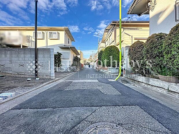 【前面道路含む外観】■前面道路■終端部につき人通り、車通り少なく、小さなお子様がいるご家庭も安心感あります！※画像は一部イメージ加工を行っており、実際とは異なる場合があります。