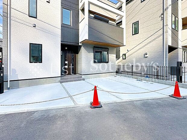 【駐車場】■カースペース■駐車1台可能です！角地の開放感と、道路からも平坦なので駐車もスムーズにできそうです◎