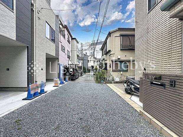 【前面道路含む外観】■前面道路■ゆとりある前面道路は開放感を演出！陽ざしがたっぷり差し込み明るいお住まいが実現します。※画像は一部イメージ加工を行っており、実際とは異なる場合があります。