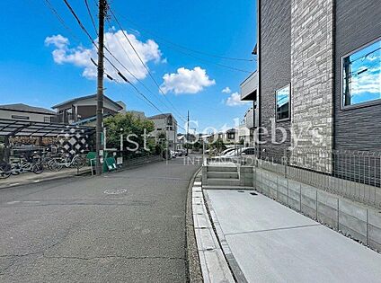 前面道路含む外観