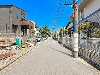 前面道路含む外観