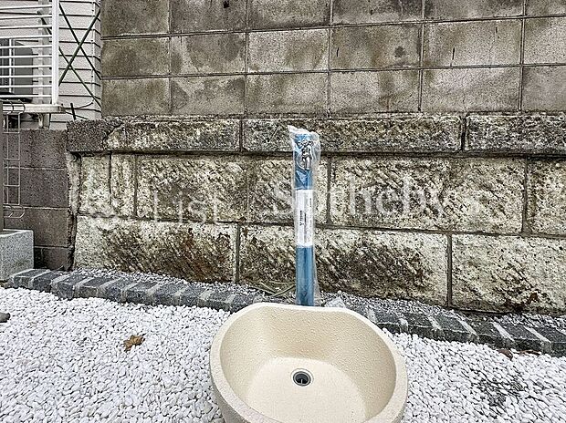 【その他設備】◆ガーデニングで土が付いた手足や園芸用具、アウトドア用品のお手入れに最適で、室内を汚さずにそのまま洗い流せます。ペットの足洗い・泥汚れの予洗い、洗車にも活躍!