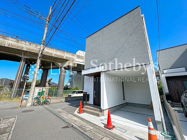 【前面道路含む外観】■前面道路■ゆとりある前面道路は開放感を演出！陽ざしがたっぷり差し込み明るいお住まいが実現します。※掲載画像はAI加工を施しております。実際の形状・色味・空模様・陽当たり等と異なる場合があります。