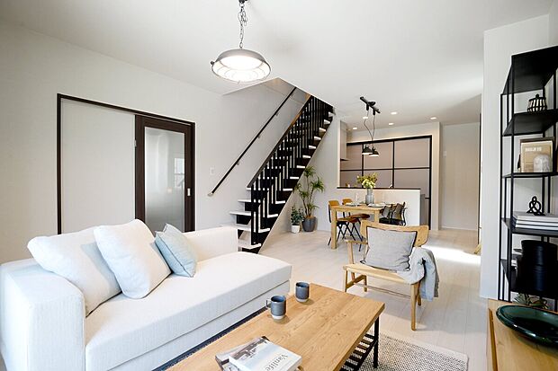 現地モデルハウスご案内中！18帖超のLDKは家族がゆったり寛げる空間です。大容量の扉付きのキッチン収納がある事で、キッチンを広く使えるので、毎日の料理も楽しくストレスフリーに。（2025年8月撮影）