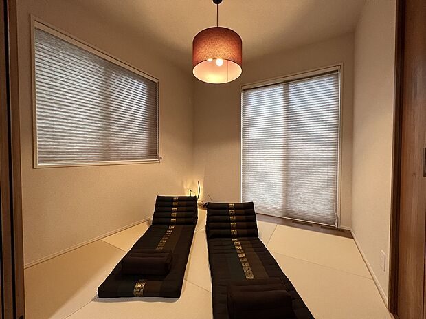 【118号地　和室】南・西向きの日当たりの良い和室。
琉球畳で設えているので、バリのリゾートを彷彿とさせるアジアンテイストのインテリアとの相性抜群です。
118号地和室（2023年2月）撮影