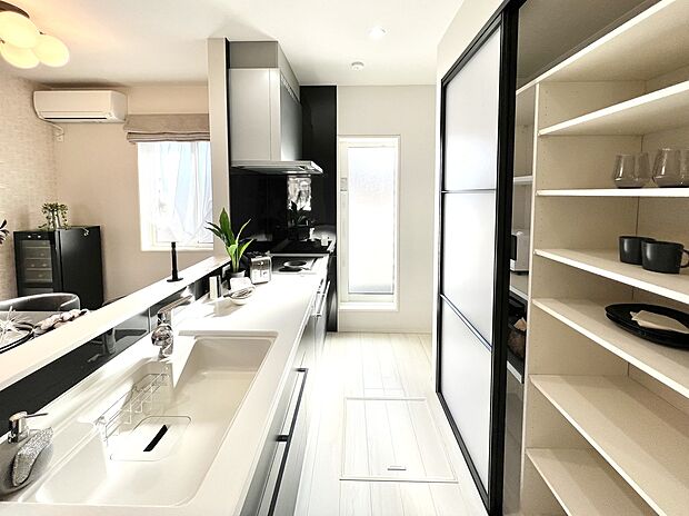 【【機能性とデザイン性を両立したキッチン】】モノトーンのスタイリッシュキッチンには豊富な収納が設けられており、快適なキッチンワークを演出します。モデルハウス20号地（2023年11月）撮影