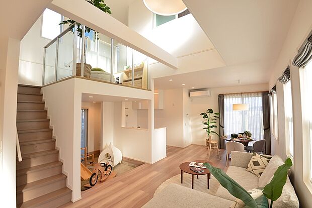 【家族が集まる吹抜けLDK】※当社施工例