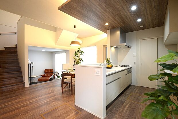 【リビングイン階段採用のLDK】対面式キッチンで、リビングダイニングとのつながりが感じられる家族団らんのLDKです。また、リビングイン階段を採用しております。現地モデルハウス(2025年10月)撮影