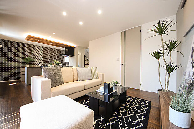 【【お洒落な折下げ天井で魅せる立体的な空間デザイン】】折下げ天井を採用し、空間に奥行きと立体感をプラス!キッチンがお洒落で洗練された雰囲気になり、毎日の家事時間がより楽しく、充実したひとときに変わります