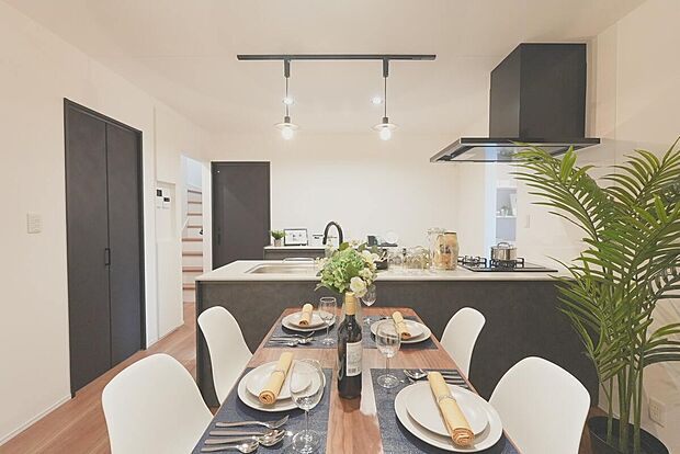 【【家族を見守る設計】】キッチンから、リビングにいる家族、2階から降りてくる家族、帰宅する家族を見守れる、家族のつながりを意識した設計。家族の些細な変化にも気づきやすい子育てファミリーに優しい設計です。