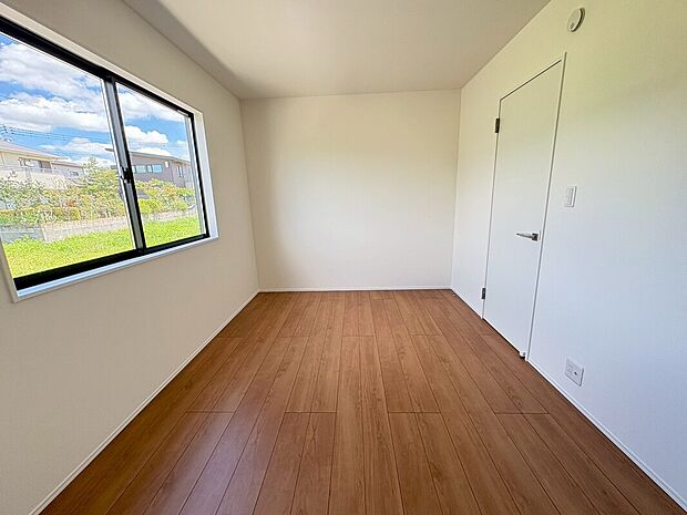 【【全室Low-E複層ガラス+日当たり良好♪】】夏は涼しく、冬は暖かい快適な室内環境。周辺に高い建物がなく、全居室にたっぷりの陽光が差し込みます。