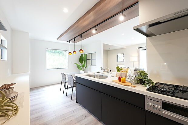 【【LaLaFeel×LIXIL　システムキッチン】】インテリアに美しく溶け込み、ディテールにこだわったキッチン。
優れた耐熱性を実現し、汚れが染み込みにくい人造大理石のワークトップを採用。
オールインワン浄水栓も標準仕様の為、飲み水だけでなく食品の洗浄等も安心してご使用頂けます。
