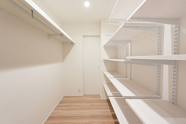 【【ファミリークローク】】日々使用する、鞄やコート・制服などをスッキリ収納できる人気の収納♪
散らかりがちなリビングに、物を持ち込むことなく生活できるので、日々の片づけ時間が削減♪