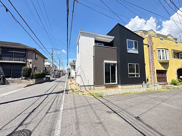 【前面道路広々♪】ゆとりある前面道路で車のすれ違いや車庫入れもスムーズ！見通しが良くお子様のご登校時も安心です。分譲地ならではの整った街並みで快適な暮らしが叶います。