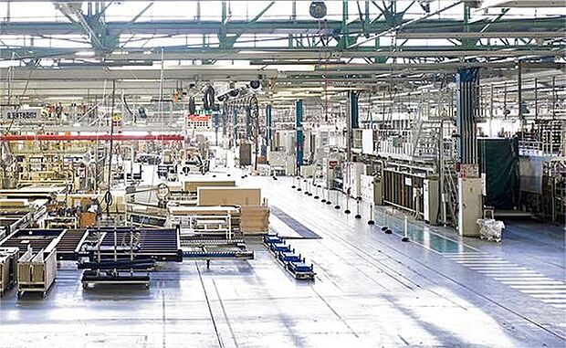 住まい全体の約85%を工場で生産しています。システム化された生産工程、充実した人材育成プログラム、500項目におよぶ検査体制。一つひとつのプロセスの積み重ねによって、安定した家づくりをしています