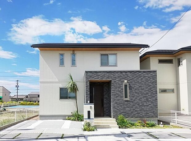 モダンな外観が印象的なこの住宅は、快適な暮らしを提供するための設計が施されています。広々とした駐車スペースがあり、利便性も抜群です。