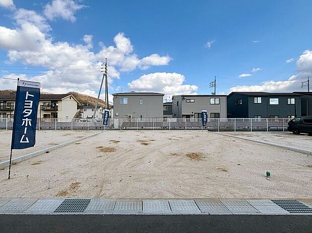 【5号地】
JR山陽本線「大門」駅まで徒歩5～6分で通勤・通学も快適。小学校徒歩9分、こども園徒歩6分と子育て世帯にも嬉しい住環境に加え、商業施設が徒歩圏内に揃う利便性の高い立地です。
