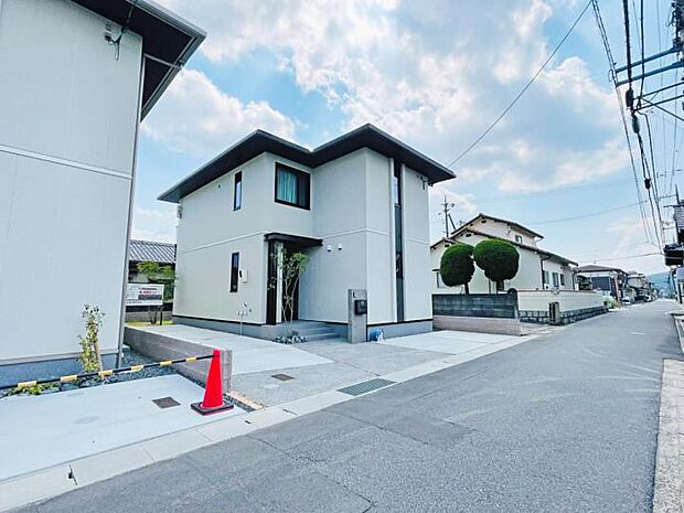 【外観写真（全面道路含む）】周辺は閑静な住宅街です