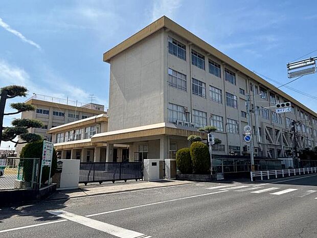 南輝小学校（約450m・徒歩6分）