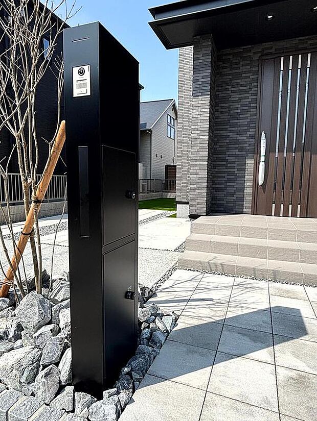 【その他現地】門柱にはインターフォンとポスト・宅配BOXが備えられており、スッキリとしたデザインです。