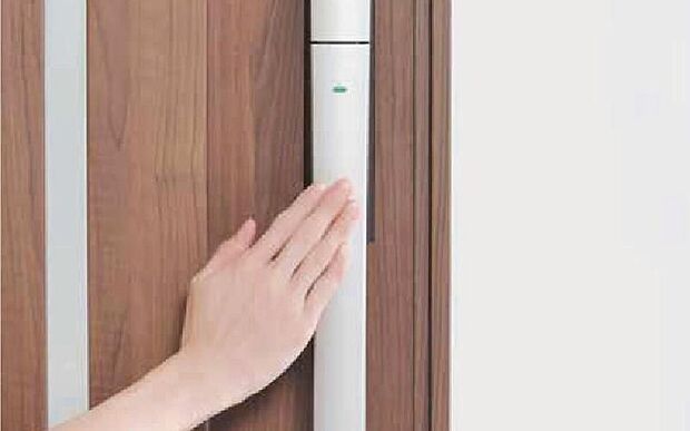 【玄関電子錠「ラ・ロックII」】自動車のドアハンドルの技術を応用した電子鍵。電子キーを携帯していれば、ドアハンドルにタッチするだけで玄関ドアの施解錠が可能です。夜間はもちろん手が塞がっていても肘などで反応します。リモコンでの操作も可能です。