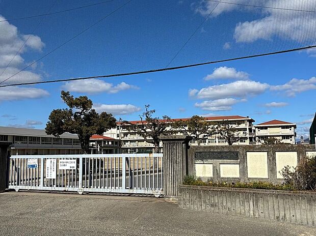 新田中学校（約1,200m）