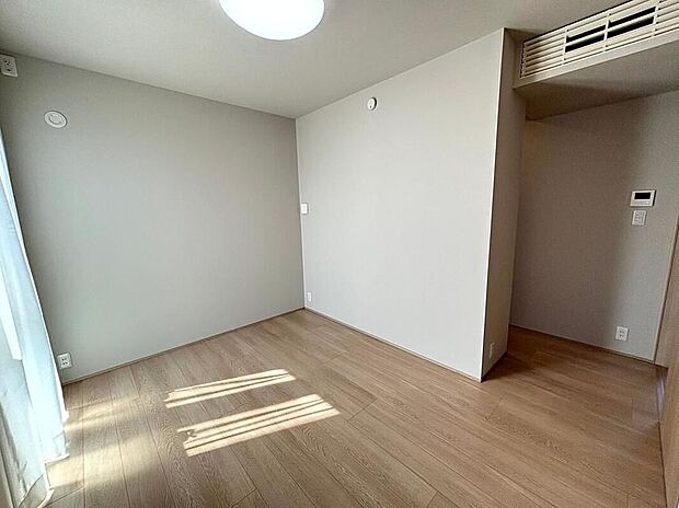 【【リビング以外の居室】】1号地/主寝室バルコニーレスタイプのお住まいです。柔らかい光と風を採りこむ窓がアクセントになっています。