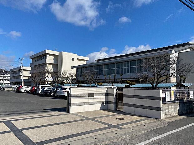 岡山市立竜操中学校(約585m)