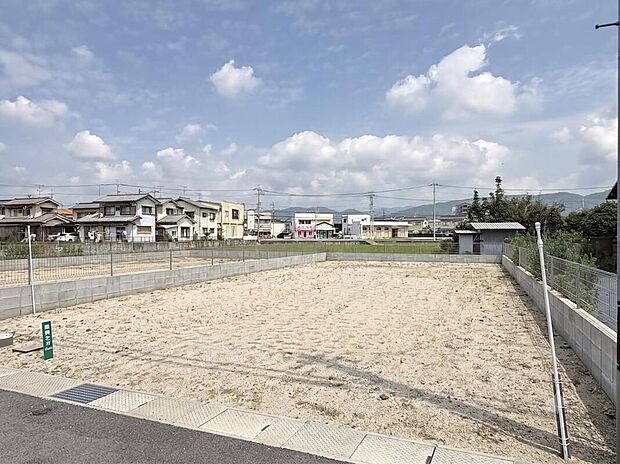 【前面道路含む現地写真】1号地の南側道路(東寄り)から撮影