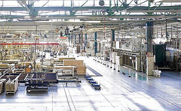【住まい全体の約85%を工場で生産しています】システム化された生産工程、充実した人材育成プログラム、500項目におよぶ検査体制。バラツキのない安定した家づくりをしています。