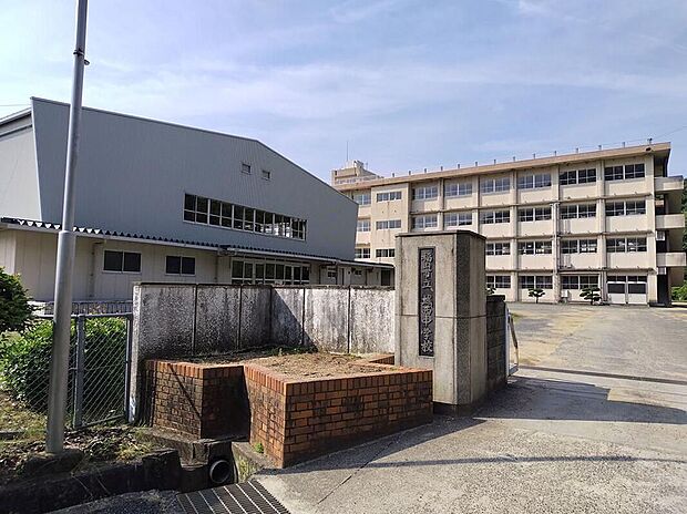 城西中学校(約1,500m)