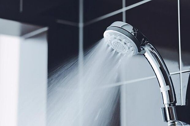 【エコジョーズ(12号地)】エコジョーズは、少ないガス量で効率よくお湯を沸かす省エネ給湯器です。ガスの使用量を抑えることで、環境への負担を軽減し、光熱費の節約にもつながります。給湯は家庭のエネルギー消費の約4分の1を占めるため、給湯器選びは省エネな暮らしの大切なポイントです。(イメージ画像)