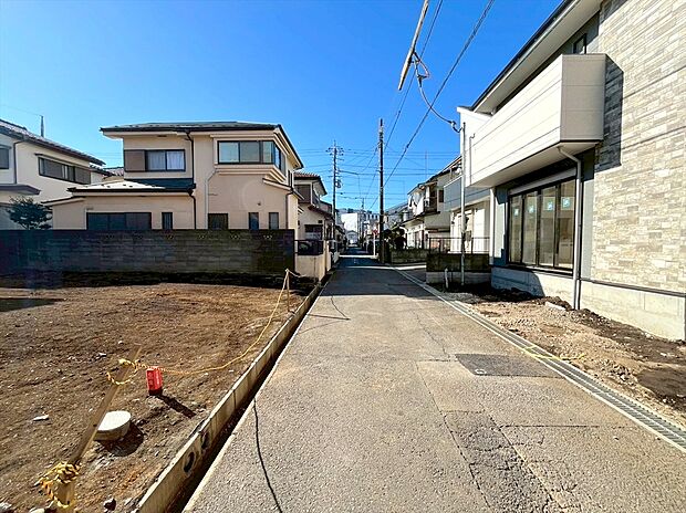 前面道路含む外観