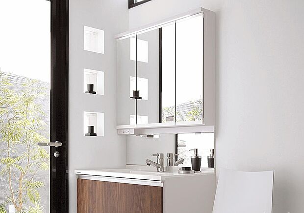 【【三面鏡付洗面台】】大きな三面鏡がついた洗面化粧台。鏡の裏にも収納があり洗面台がすっきりと片付きます