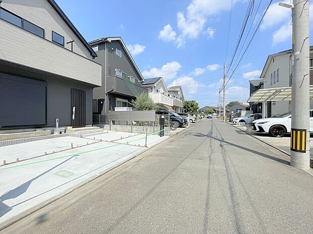 【前面道路】低層地区の静かな住宅街！緑豊かな環境です。