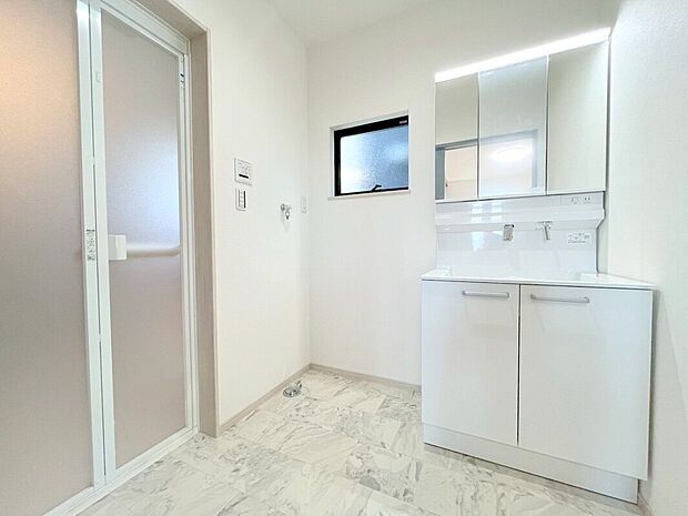 【洗面所】大きな三面鏡がついた洗面化粧台。鏡の裏にも収納があり洗面台がすっきりと片付きます。朝の身支度にも大変便利です。