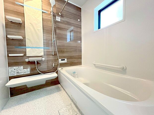 【浴室】重厚感と清潔感のある浴槽は汚れが落ちやすくお手入れも簡単。浴室はお子さんや年配の方でも安心なバリアフリー仕様。ヒートショックを防止する暖房換気乾燥機も標準仕様。