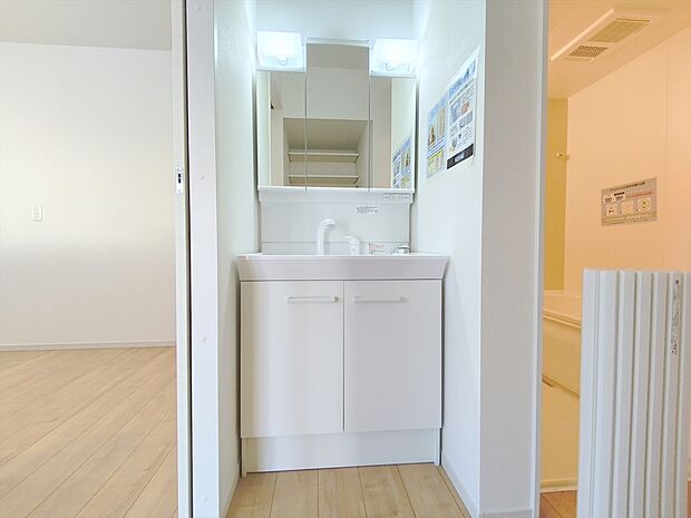 【洗面所】清潔なパウダールームは身だしなみチェックや肌のお手入れに最適です。収納もあり、スッキリと見映えの良い空間に拵えました。時間に余裕とゆとりを持たせます。
