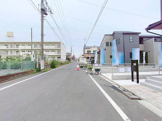 【前面道路含む外観】プライベートな時間も、ご家族とくつろぐ時間も充実している「ずっと住み続ける家」を実現した新築住宅です。