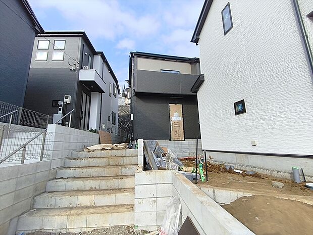 【現地外観写真】風通しや採光にも気を配った設計のお家は、快適な住環境をお約束します。