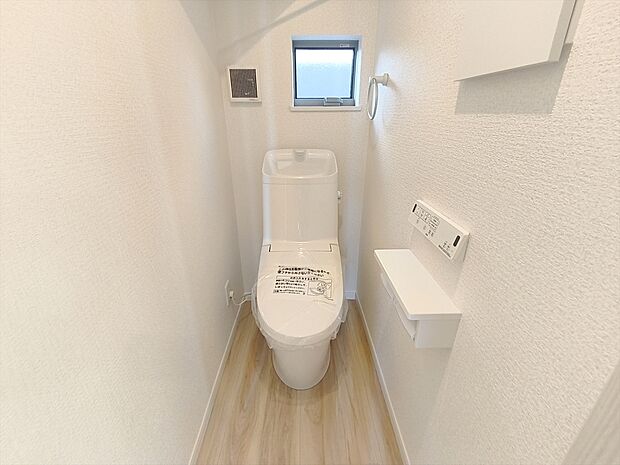 【【温水洗浄便座】】トイレは清潔感のあるオフホワイト♪ 毎日使う場所だからこそお手入れも楽々にできる機能が搭載。汚れが付着しにくい便器でお掃除も楽々。