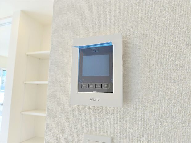 【モニター付きインターホン】玄関を確認しなくても誰が来たのかすぐわかります。訪問者を確認してから会話することができますので安心して対応できます。