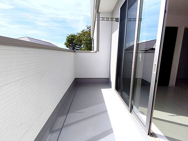 【バルコニー】開放的なバルコニースペース。前面道路は車通りが少なく、お布団を干すのも楽々!